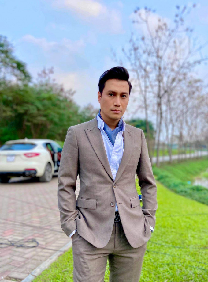 Nhiều người xuýt xoa trước độ giàu có của Việt Anh. Nam diễn viên được biết đến là tay chơi bất động sản có tiếng khi sở hữu nhiều biệt thự, đất đai đắt đỏ tại Phú Quốc