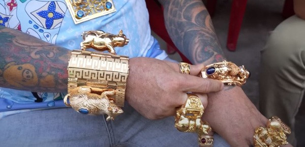 Nói về việc đeo nhiều vàng có sợ bị cướp hay không, anh Dũng khẳng định bản thân chưa từng sợ chuyện đó xảy ra. Anh đã đeo vàng suốt 10 năm nhưng chỉ đeo khi bán hàng, chứ chưa bao giờ đeo ra đường. Ảnh: Người đưa tin