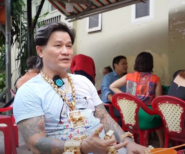 Cũng theo anh Dũng, việc đeo vàng nhiều để bán ốc cũng giống như một hình thức quảng cáo thu hút khách hàng. Ảnh: Người đưa tin