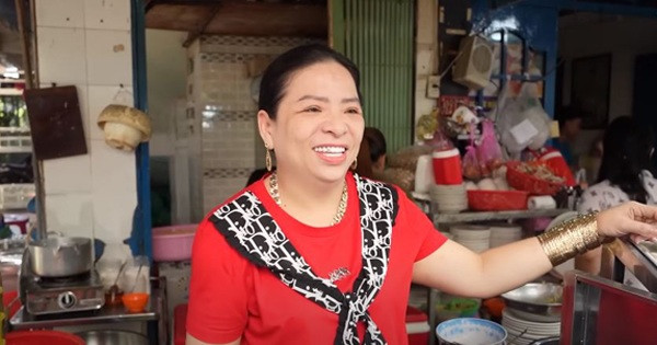 Chị Loan cho biết đeo vàng là sở thích cá nhân chứ không phải khoe mẽ hay phong thuỷ. Trên người chị Loan mang 50 cây vàng, còn ông xã đeo khoảng 115 cây trị giá 6 tỷ đồng. Ảnh: Người đưa tin