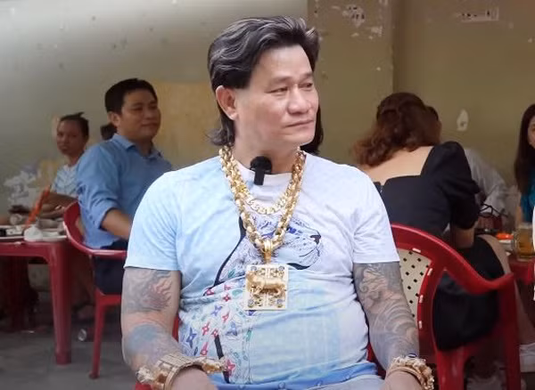 Số vàng đeo trên người anh Dũng bao gồm sợi dây chuyền vàng trên cổ nặng 2kg trị giá hơn 1 tỷ đồng. Ảnh: Người đưa tin