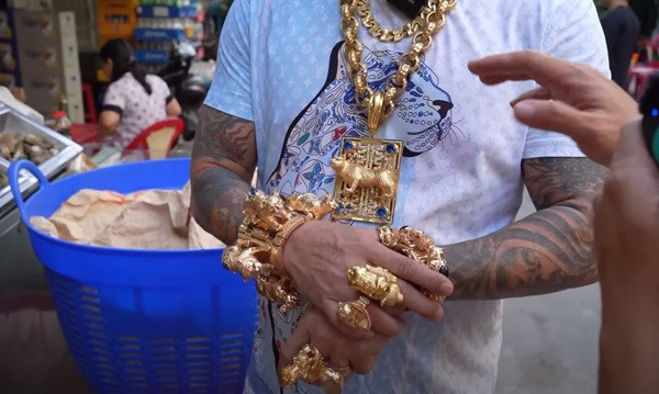 Trên hai cánh tay anh đeo hàng chục chiếc nhẫn và vòng vàng được chế tác vô cùng tỉ mỉ. Ảnh: Người đưa tin