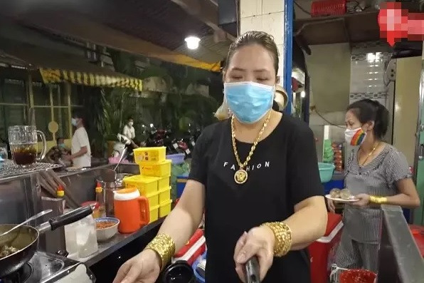 Theo chia sẻ của chị Loan, nhiều người nghĩ vợ chồng chị đeo vàng trên người 24/24. Thế nhưng, thực tế họ chỉ đeo trong lúc mở cửa hàng, từ 15h chiều đến 2h sáng hôm sau. Ảnh: Vietnamnet