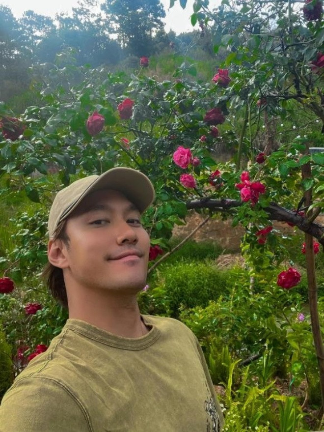 Tài năng, xuất thân giàu có nên không ngạc nhiên khi Lý Quí Khán sở hữu nhiều bất động sản. Vừa qua, Lý Quí Khánh mua một mảnh đất rộng ở Đà Lạt để trồng hoa, làm nơi nghỉ dưỡng.