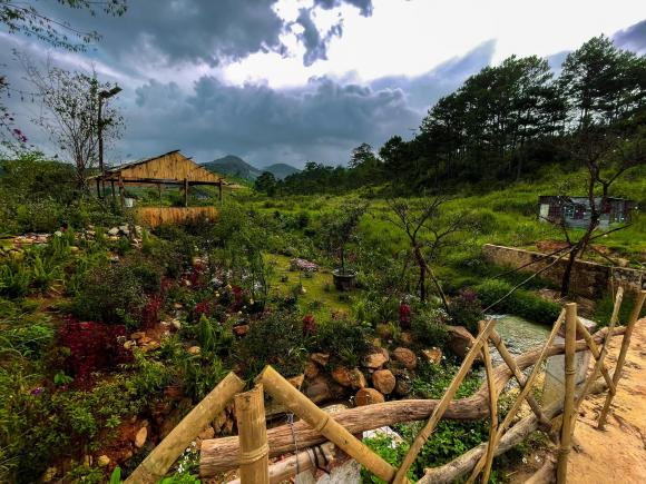 Xen kẽ hai bên khu vườn còn có một con suối nhỏ.