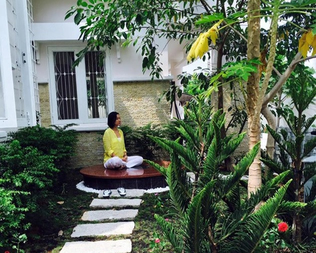 Trên trang Facebook cá nhân, người đẹp đăng tải loạt ảnh khoe khu vườn xanh mướt trong ngôi nhà rộng 2.500m2. Ảnh: FBNV