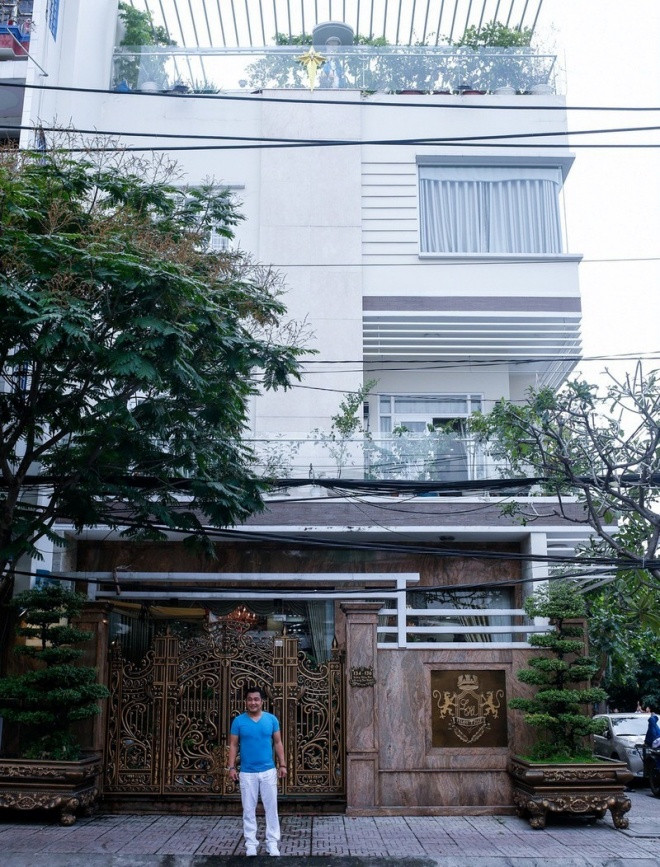 Nguồn thu dồi dào từ nghệ thuật và đầu tư giúp Lý Hùng sở hữu khối tài sản đồ sộ. Một trong số đó là căn biệt thự 700m2 ở TP HCM. Ảnh: Zing