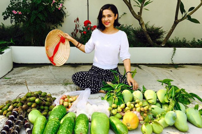 Việt Trinh hào hứng chia sẻ thành quả thu hoạch được trong khu vườn. Ảnh; FBNV