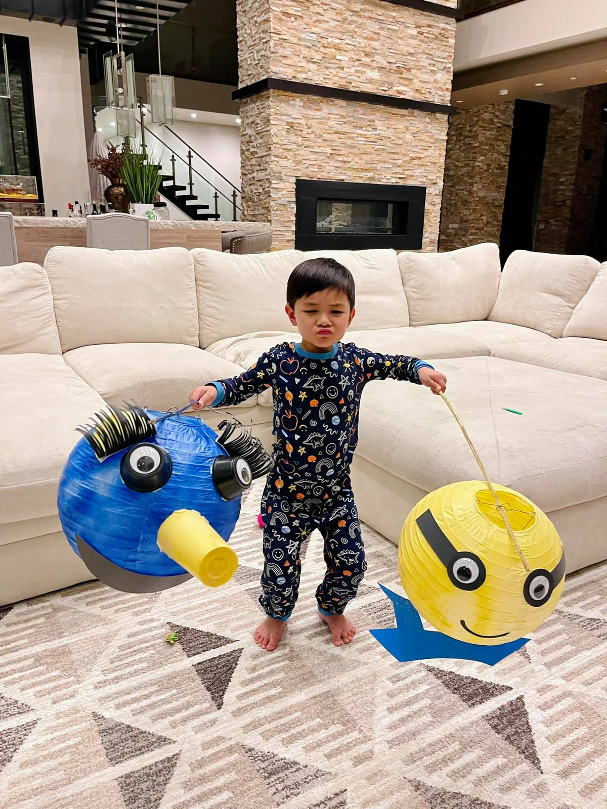 Nhà có 5 phòng ngủ, 7 phòng tắm và bể bơi rộng ngoài trời.