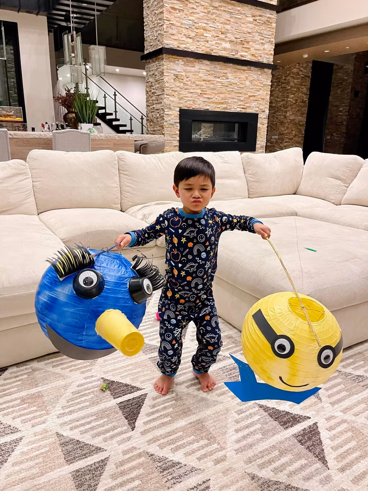 Nhà có 5 phòng ngủ, 7 phòng tắm và bể bơi rộng ngoài trời.