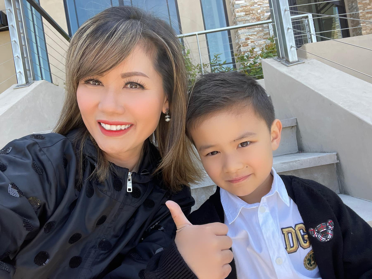 Trên trang cá nhân, vợ cũ ca sĩ Đan Trường đăng tải khoảnh khắc bình yên bên quý tử.