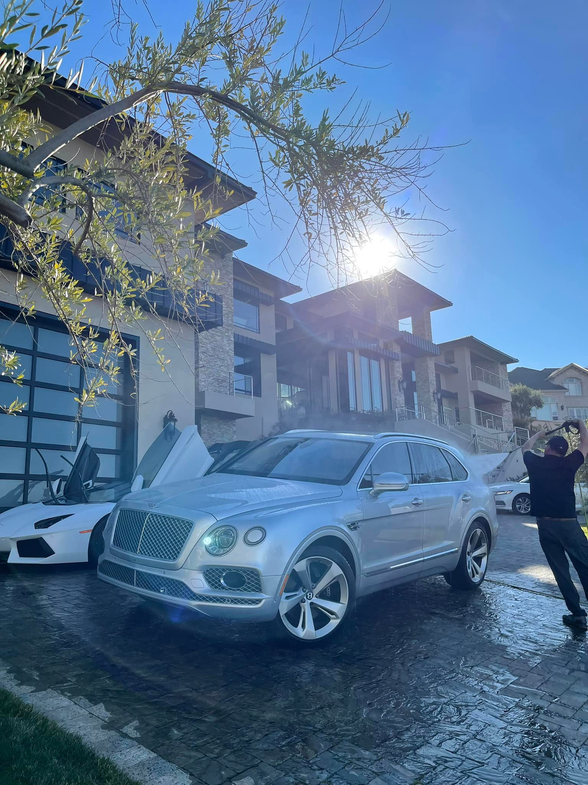 Căn biệt thự có diện tích lên tới 4.000m2. Trong đó, khu nhà ở diện tích 1.500m2, còn lại là khuôn viên bao quanh.