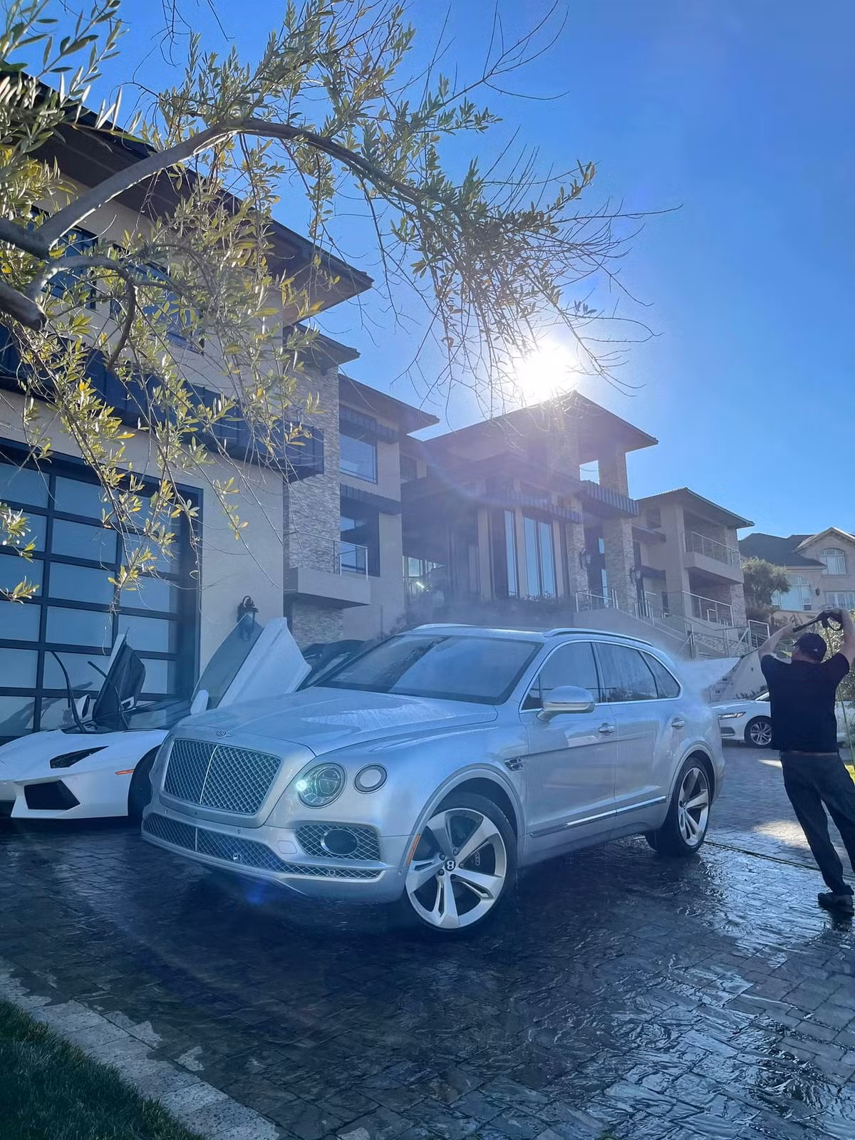 Căn biệt thự có diện tích lên tới 4.000m2. Trong đó, khu nhà ở diện tích 1.500m2, còn lại là khuôn viên bao quanh.