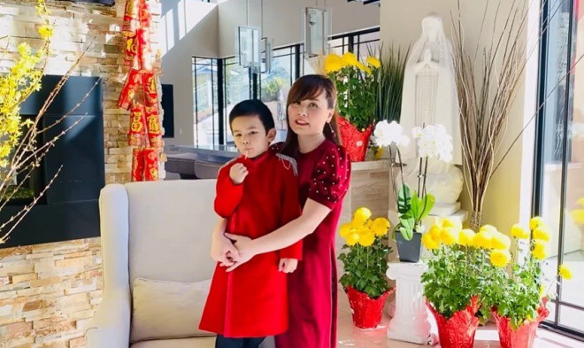 Trong nhà lúc nào cũng có hoa tươi.