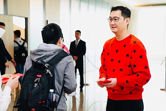 Tuy nhiên, chỉ những người làm việc tại trụ sở ở Thâm Quyến mới xếp hàng nhận lì xì theo cách truyền thống. Nhân viên tại các chi nhánh khác nhận tiền mừng tuổi qua ứng dụng điện tử của tập đoàn. Ảnh: SCMP