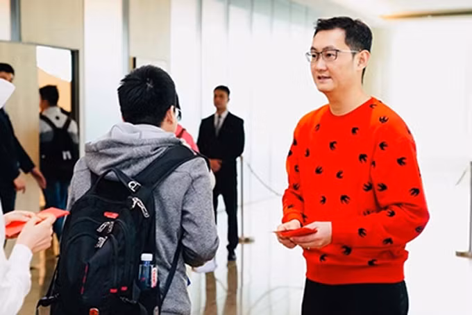 Tuy nhiên, chỉ những người làm việc tại trụ sở ở Thâm Quyến mới xếp hàng nhận lì xì theo cách truyền thống. Nhân viên tại các chi nhánh khác nhận tiền mừng tuổi qua ứng dụng điện tử của tập đoàn. Ảnh: SCMP