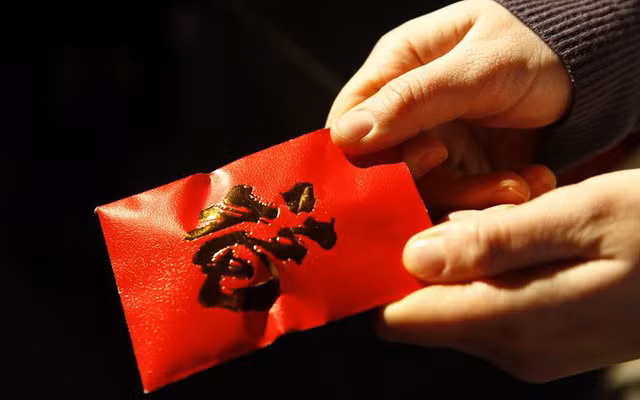 Dịp năm mới Canh tý 2020, Tencent phát đi thông điệp hủy màn phát lì xì cho các nhân viên trong bối cảnh Trung Quốc đang vật lộn đối phó với đại dịch COVID-19. Thay vào đó, công ty gửi hồng bao qua ứng dụng Wechat. Ảnh minh họa