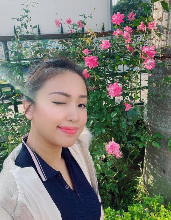 Ông xã là người yêu hoa nên Vân Hugo trồng rất nhiều hoa xung quanh nhà. Đến nay, khi đã ở được gần 2 năm, hoa lúc nào cũng nở rộ.