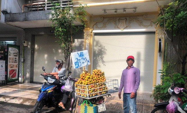 Một số tiểu thương cho biết, cùng kỳ năm ngoái, dù trong giai đoạn dịch bệnh, việc đi lại, vận chuyển khó khăn nhưng quả vải vẫn có mức giá cao hơn. Ảnh: Tiền phong