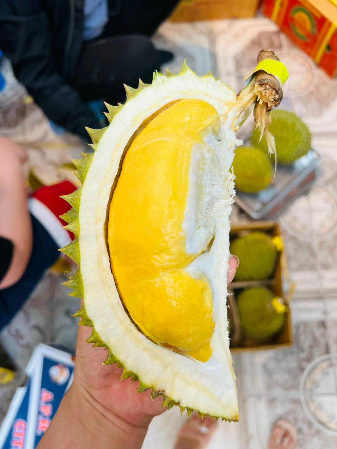 Sầu riêng tại TP HCM cũng rót giá, chỉ còn khoảng 50.000 đồng/kg. Ảnh; Facebook