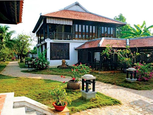 Căn nhà mang phong cách làng quê với khuôn viên không khác gì một resort thu nhỏ. Ảnh: Vietnamnet