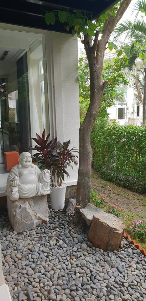 Trong vườn trồng nhiều cây xanh và được trang trí tỉ mẩn từng chi tiết nhỏ. Ảnh: Giadinhnet