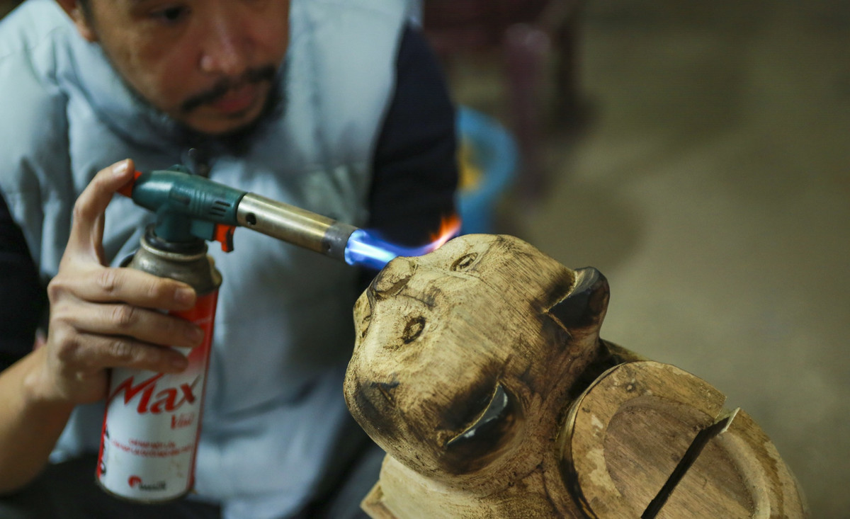 Đầu tiên là lên ý tưởng, sau đó tự tay đục, đẽo, tạo dáng rồi phủ lên nhiều lớp sơn, đánh bóng, khảm trai và tạo phần hồn cho từng con một. Ảnh: Phunuonline