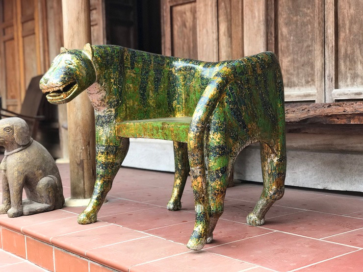 Tượng hổ hình chiếc ghế. Ảnh: Dân Việt