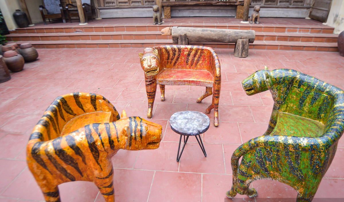 Bộ ghế ngũ hổ 5 màu đỏ vàng xanh đen trắng sơn mài... hiện tại đã hoàn thành 3 chiếc còn 2 chiếc đang dựng mộc. Ảnh: Dân Việt