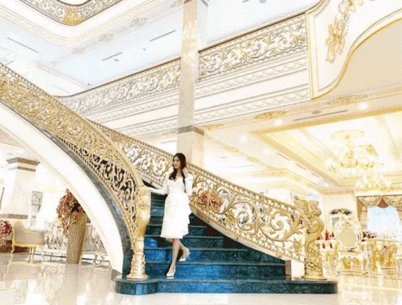 Lan Khuê không ít lần hé lộ nội thất bên trong được thiết kế theo phong cách hoàng gia, dát vàng sang trọng. Ảnh: FBNV