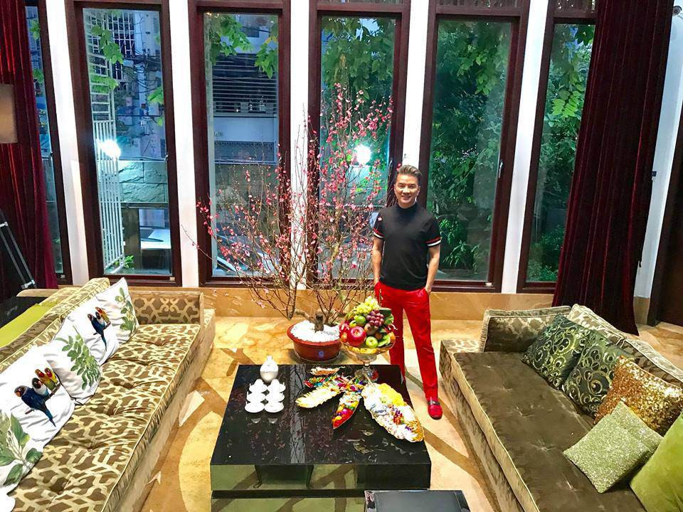 Phòng khách nhà Đàm Vĩnh Hưng còn có những chùm đèn lớn và được xếp thành chữ "Mr. Đàm". Ảnh: FBNV