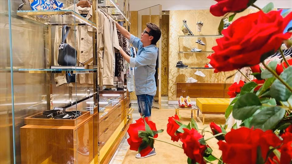 Trong nhà còn có phòng trưng bày đồ hiệu cực sang trọng. Ảnh: FBNV