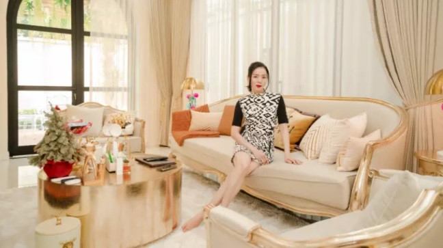 Không chỉ phòng chứa đồ hiệu, bất cứ góc nào trong nhà Lệ Quyên cũng toát cực kỳ sang trọng.