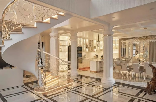 Phòng khách có hệ thống đèn và rèm tự động thông minh, trần dát vàng. Nguồn ảnh: Instagram