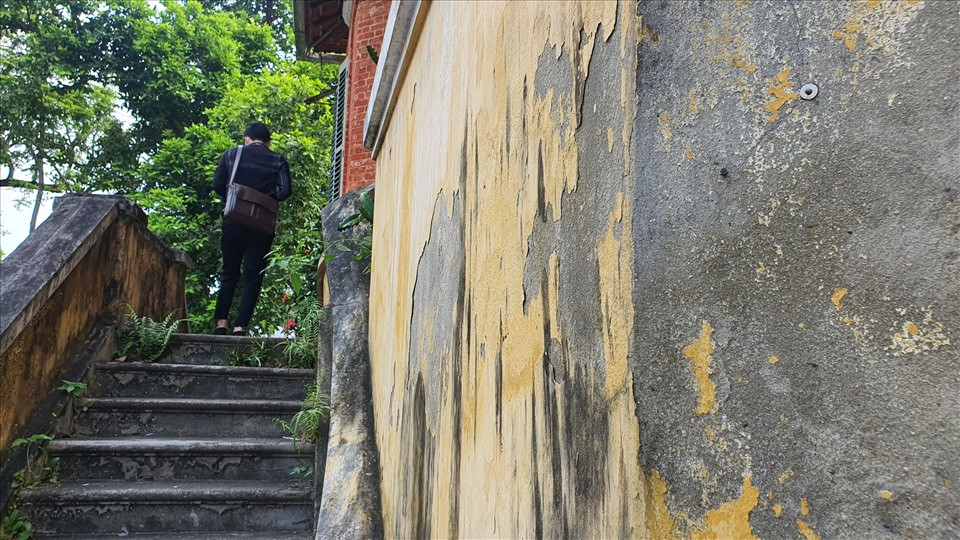 Những mảng tường bong tróc, loang lổ. Ảnh: Lao động