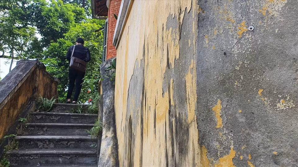 Những mảng tường bong tróc, loang lổ. Ảnh: Lao động