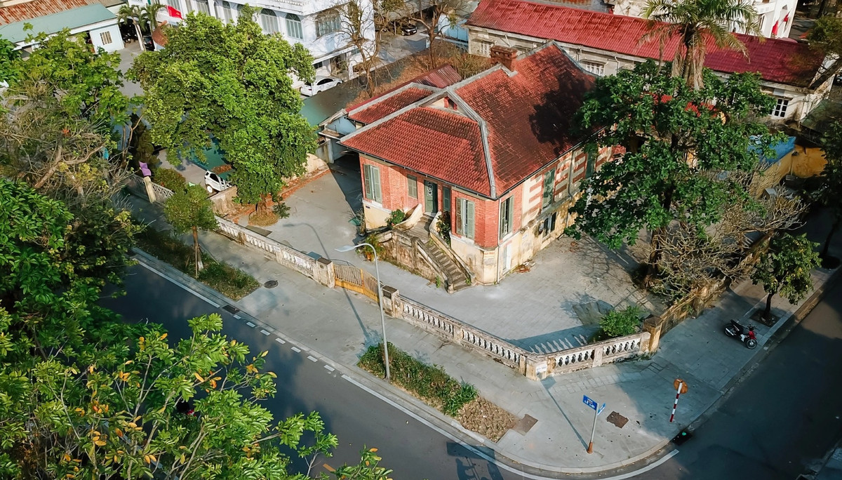 Mái ngói đã được thay lại nhưng vẫn giữ nét đẹp cũ. Ảnh: Dân trí