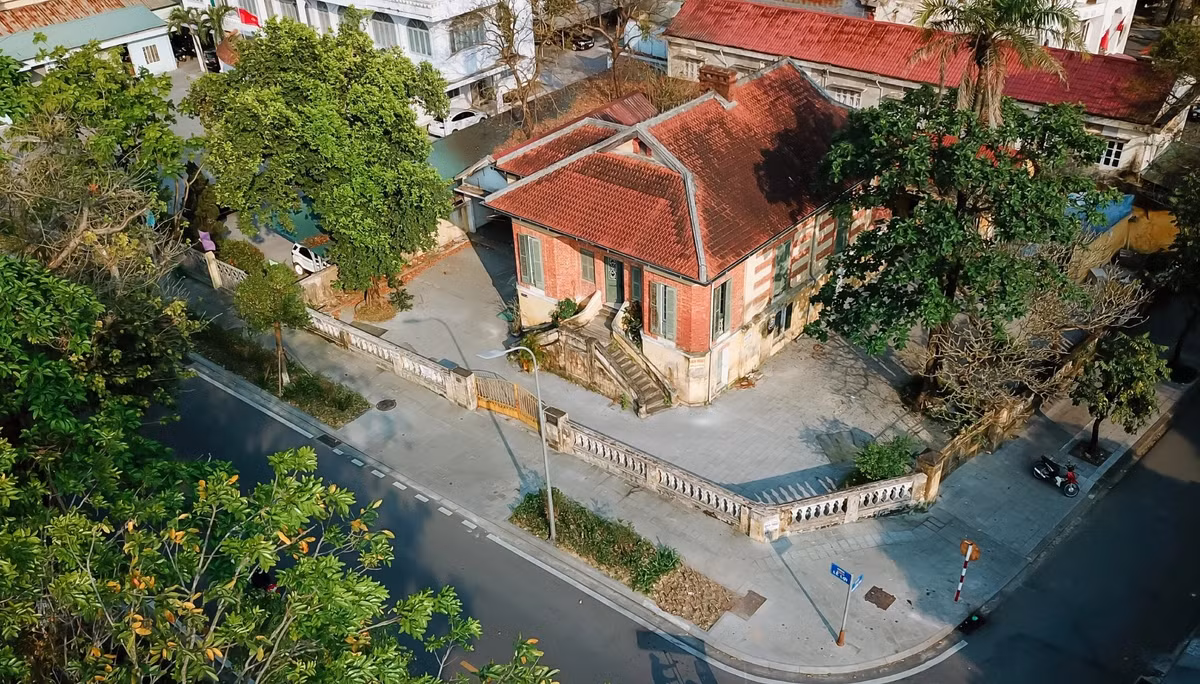 Mái ngói đã được thay lại nhưng vẫn giữ nét đẹp cũ. Ảnh: Dân trí