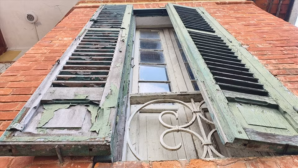 Cửa sổ cũng bạc màu theo thời gian. Ảnh: Lao động