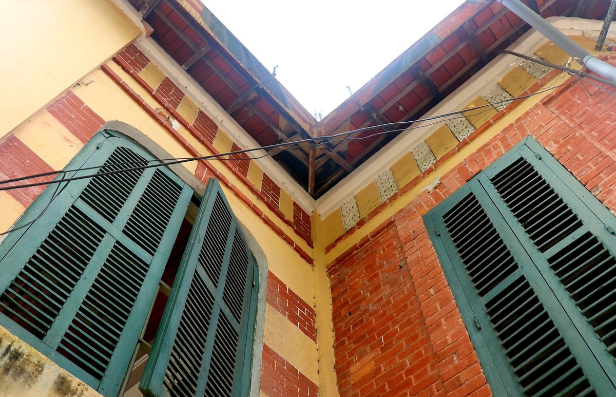 Dù vậy, nhiều người hy vọng "thần đèn" sẽ di dời thành công biệt thự cổ hơn 100 năm tuổi để lưu giữ hình ảnh cho cố đô Huế. Ảnh: Giadinh.net.vn