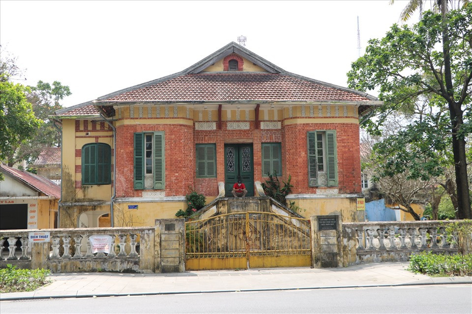 Công trình mang kiến trúc Pháp thuộc, có sự giao thoa với kiến trúc bản địa. Ảnh: Lao động