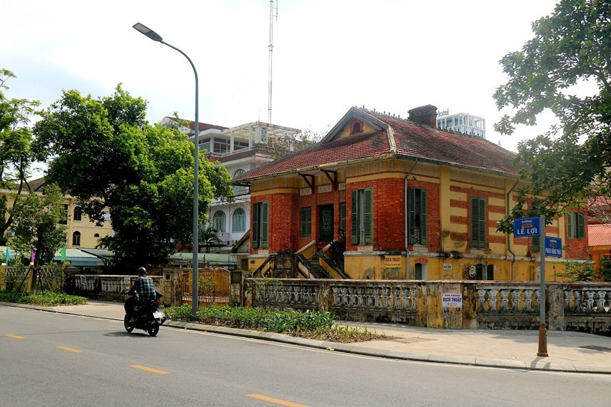 Căn biệt thự cổ này là trụ sở cũ của Liên hiệp các Hội văn học nghệ thuật tỉnh Thừa Thiên - Huế (26 Lê Lợi) qua khu vực số 1 Phạm Hồng Thái, TP Huế (hiện là Bảo tàng Nghệ thuật Thêu XQ nằm sát bờ Nam sông Hương, đoạn giữa cầu Trường Tiền và cầu Phú Xuân). Ảnh: Đại đoàn kết