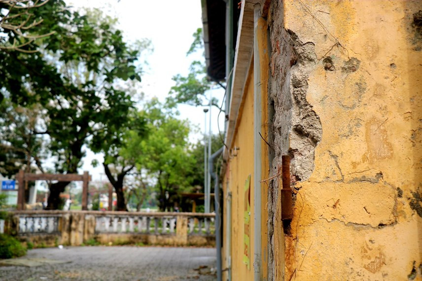 Trải qua thời gian, một số hạng mục của căn biệt thự trăm tuổi đã có dấu hiệu xuống cấp. Ảnh: Đaioanket