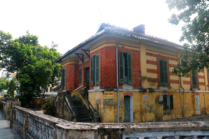 Những đường nét đặc trưng của kiến trúc Pháp cổ được thể hiện rõ nét qua các bờ nóc, ống khói, cửa thông hơi nhỏ, cửa 2 lớp, tường gạch 2 lớp...Ảnh: Daidoanket