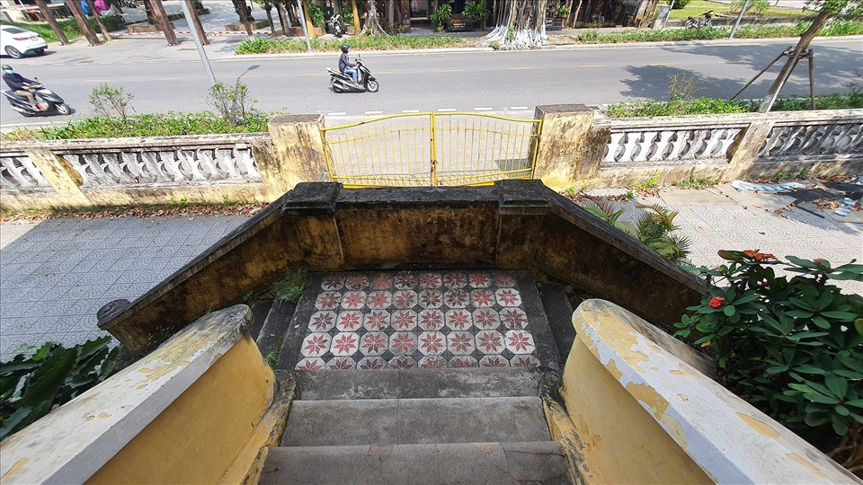 Với kết cấu nền móng bằng gạch, việc di dời ngôi biệt thự này sẽ gặp nhiều khó khăn. Ảnh: LAo động