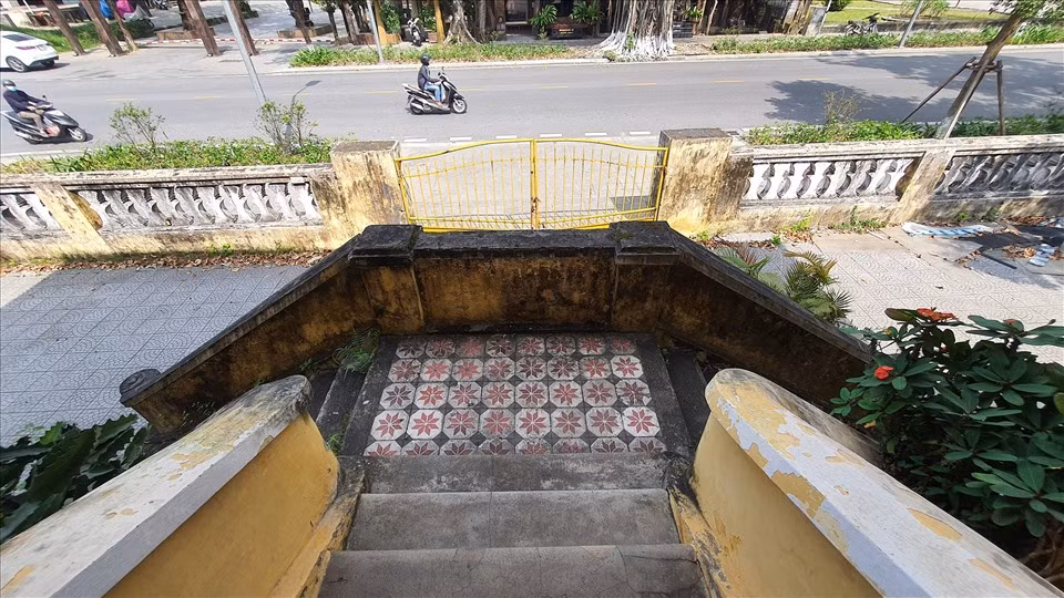 Với kết cấu nền móng bằng gạch, việc di dời ngôi biệt thự này sẽ gặp nhiều khó khăn. Ảnh: LAo động