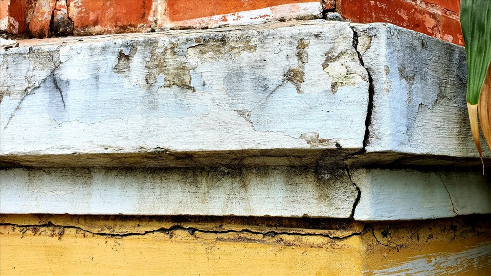 Nhiều vị trí của công trình đã bị nứt nẻ. Ảnh: Lao động