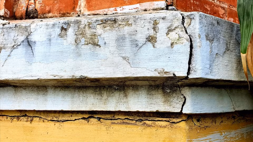 Nhiều vị trí của công trình đã bị nứt nẻ. Ảnh: Lao động