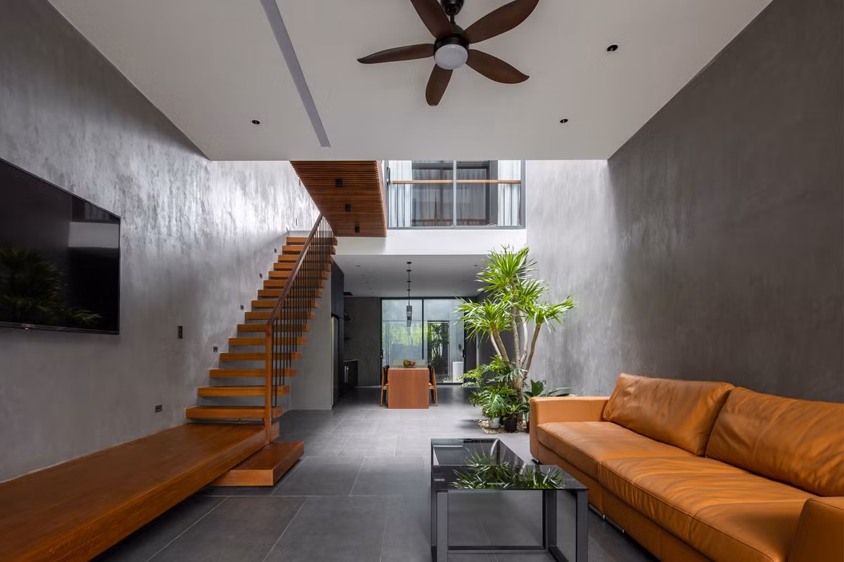 Để giải bài toán thoáng và sáng cho căn nhà ống, nhóm kiến trúc sư quyết định giải quyết vấn đề từ ngoài vào trong thật thấu đáo mà vẫn đảm bảo tính thẩm mỹ cho ngôi nhà.