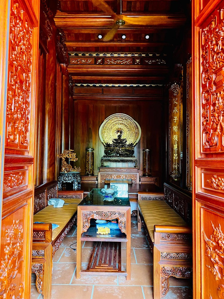 Đặc biệt, gỗ trong nhà đều là loại gỗ lim tali quý hiếm nhập khẩu từ Nam Phi. Ảnh: Dân Việt